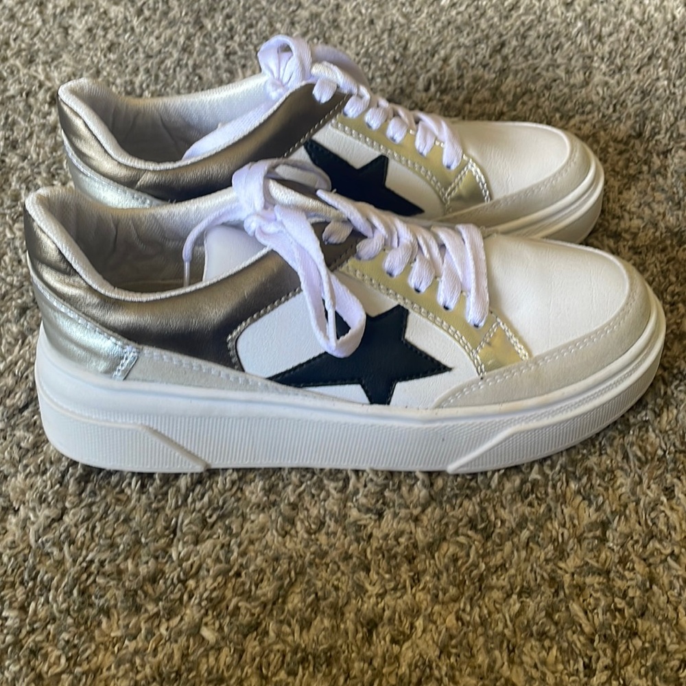 Size 6 pink lily sneakers